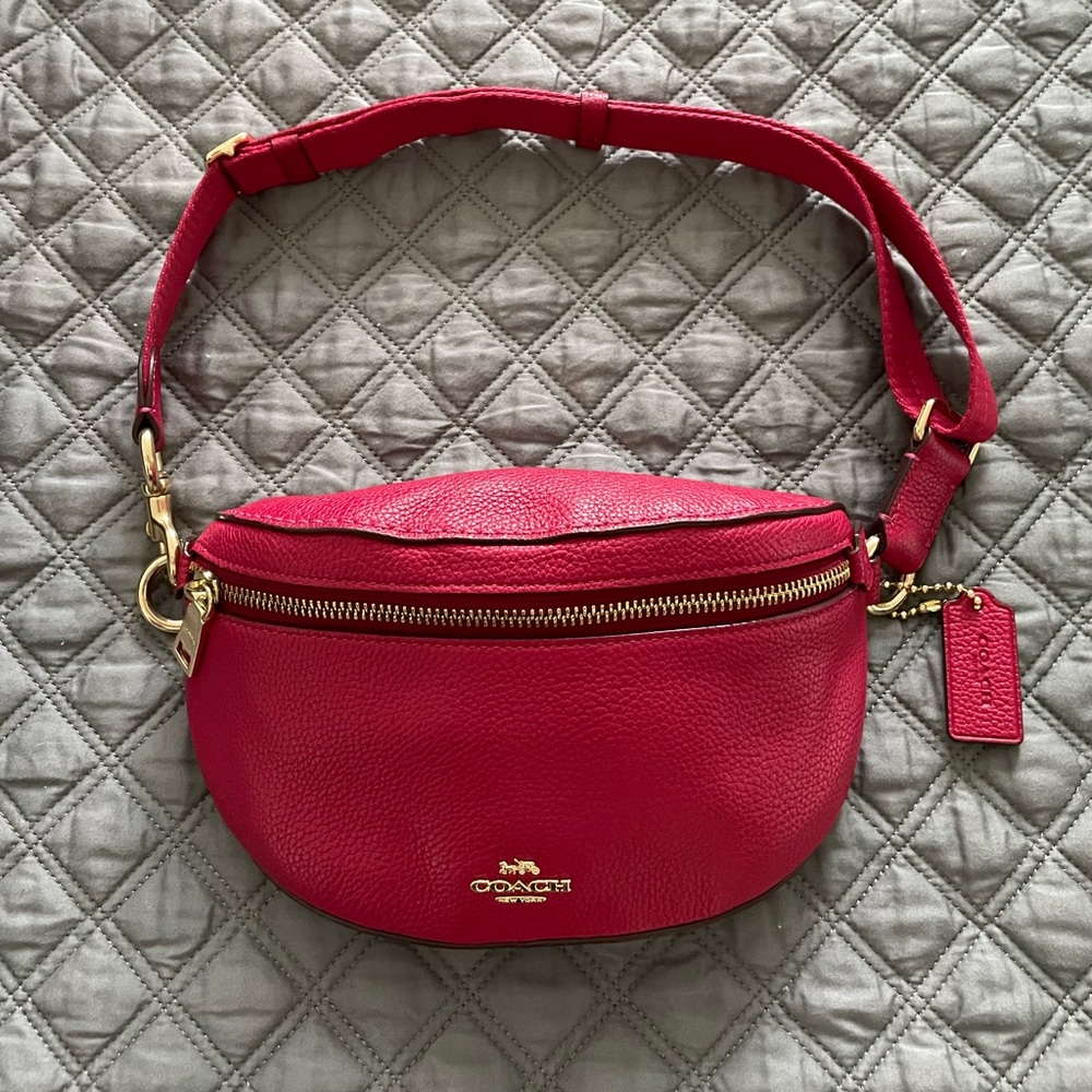 Coach belt bag. Color fuchsia